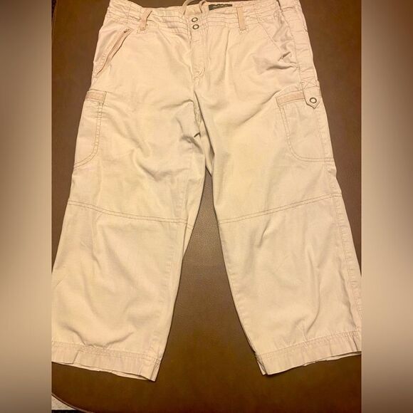 Nice khaki cotton capris pants by Eddie Bauer in size 14 - Picture 1 of 3